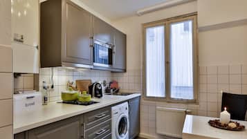 Deluxe Apartment, Private Bathroom | Private kitchen