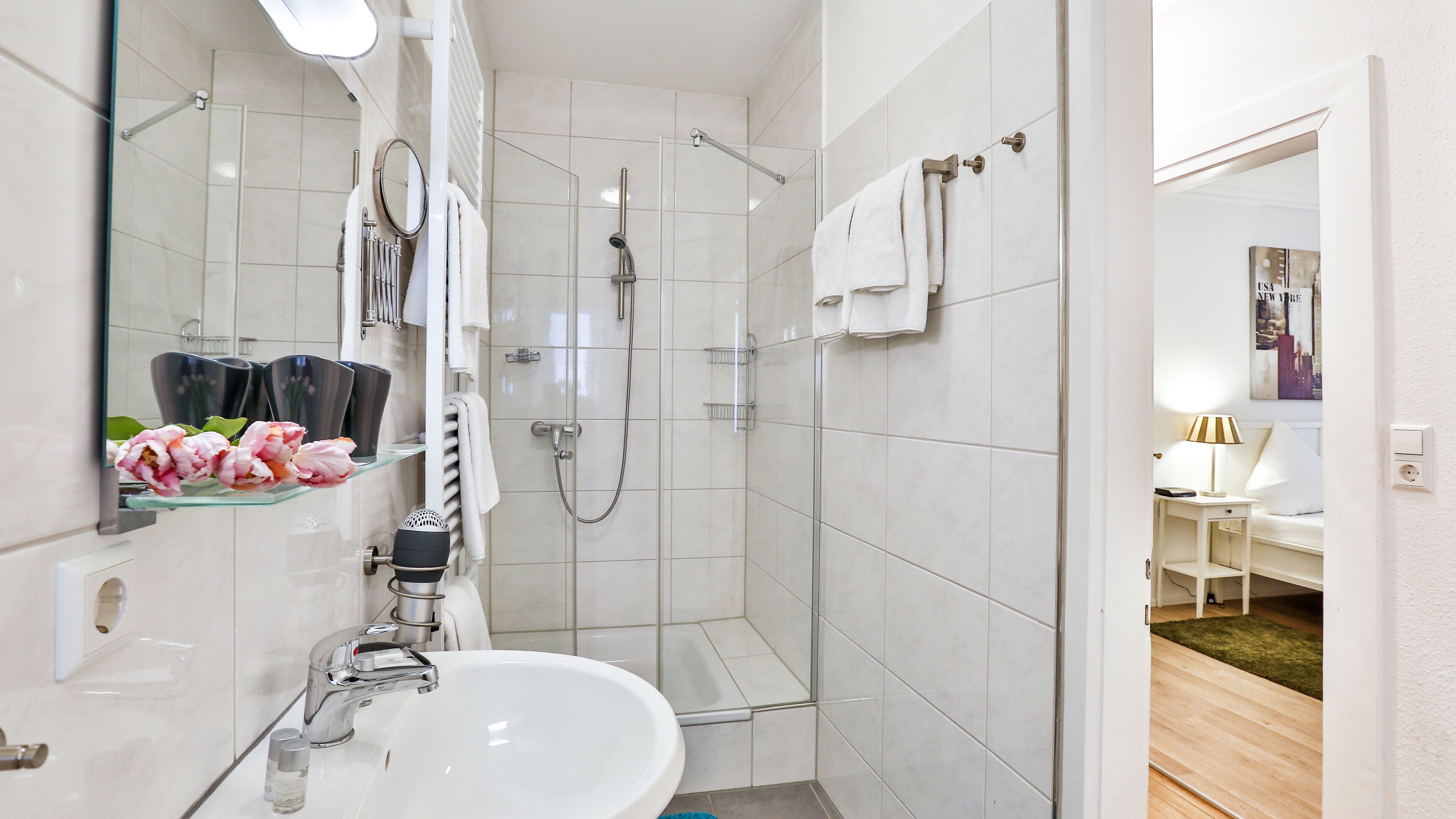 deluxe apartment, private bathroom | bathroom