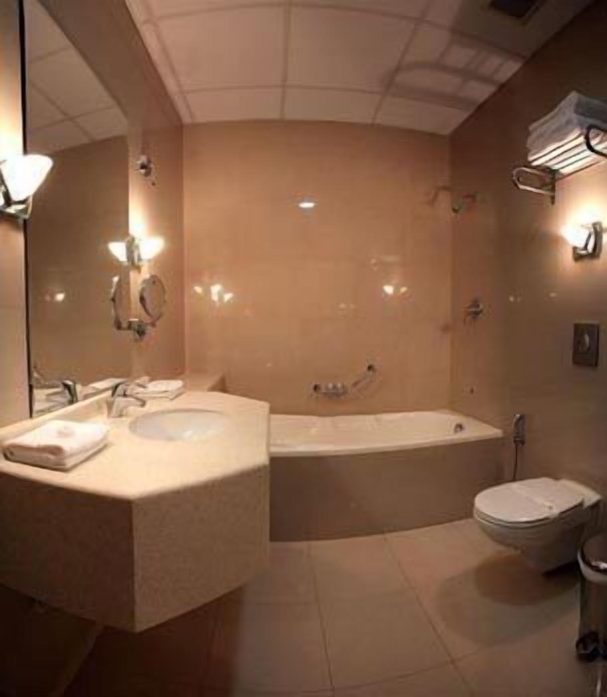 Combined shower/bathtub, free toiletries