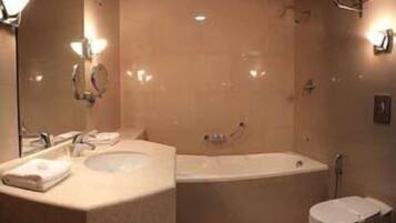 Combined shower/bathtub, free toiletries