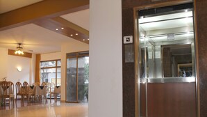 Interior entrance - Dallas Hotel (Tucuman)
