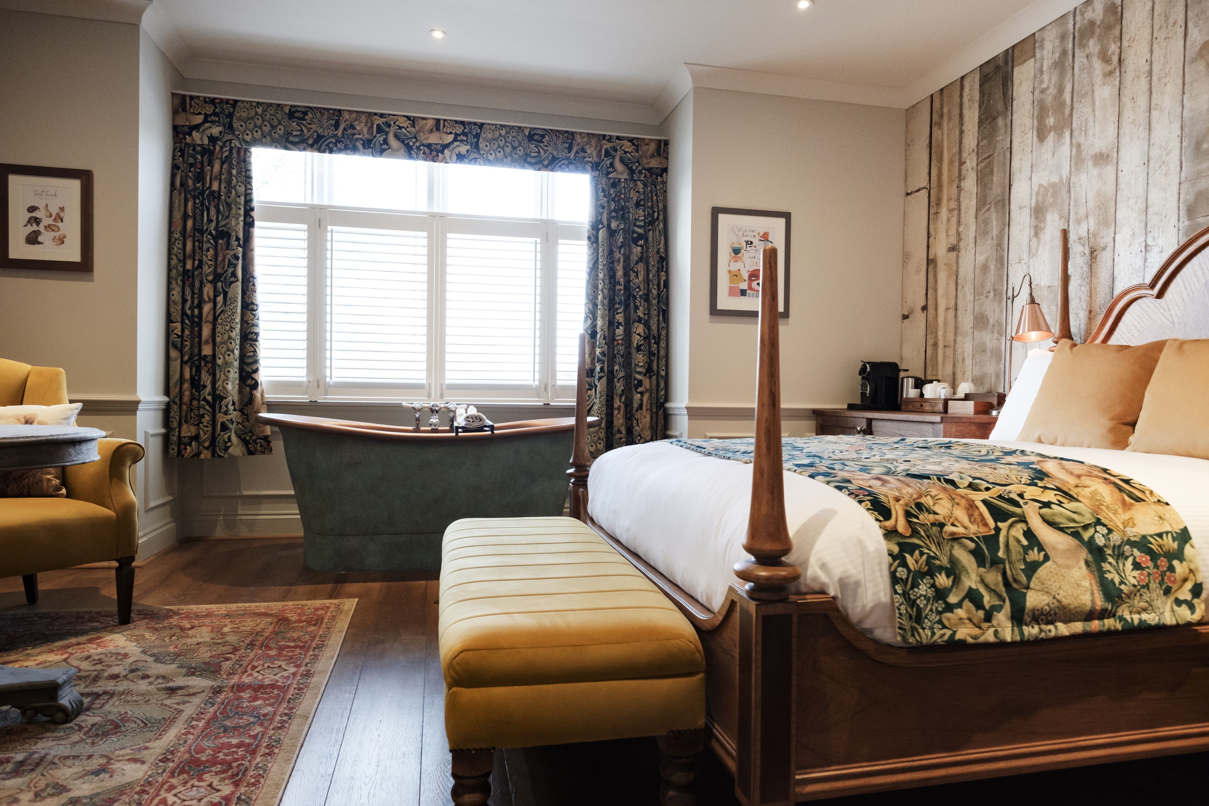 Kahden hengen junior-huone | Yksilöllisesti sisustettu, yksilöllisesti kalustettu, työpöytä