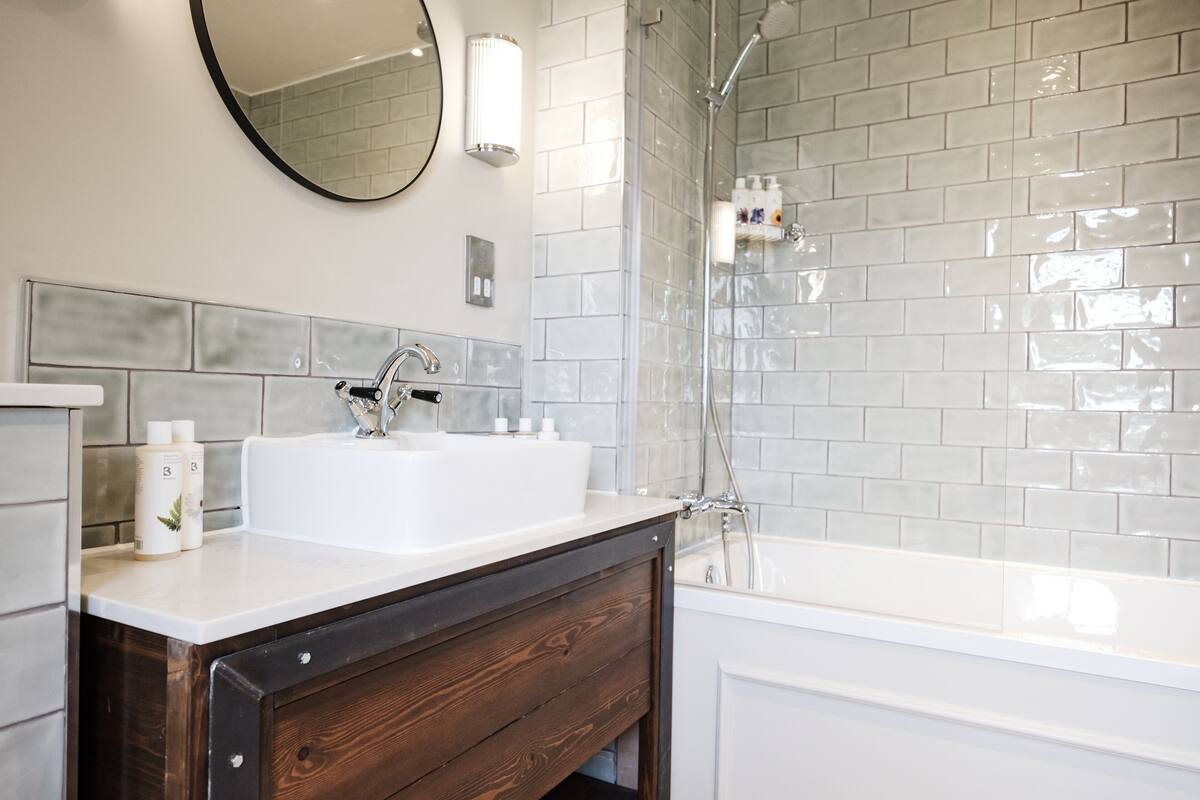 deluxe double room | bathroom | deep-soaking bathtub, free toiletries, hair dryer, bathrobes