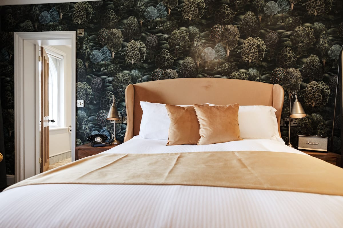 deluxe double room | individually decorated, individually furnished, desk, iron/ironing board