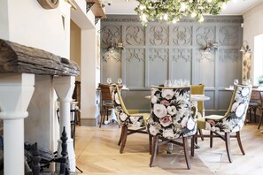 Serveert ontbijt, lunch, diner, Britse gerechten 