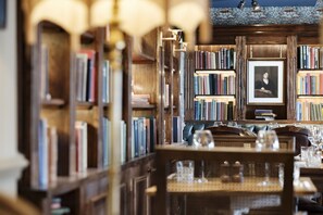 Serveert ontbijt, lunch, diner, Britse gerechten 