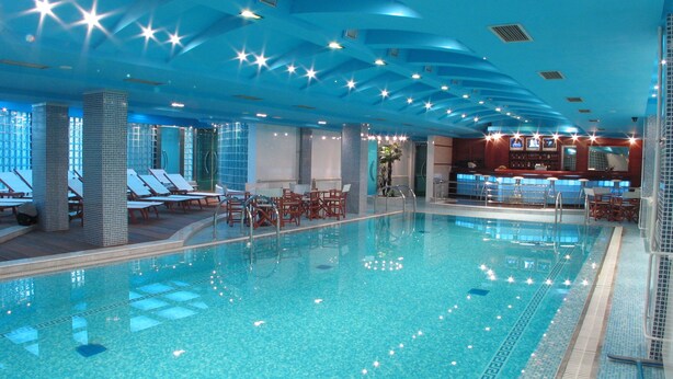 Una piscina cubierta