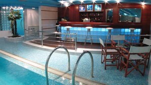 Una piscina cubierta