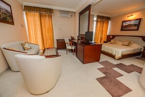 Junior Suite, Park View | Minibar, in-room safe, desk, soundproofing