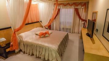 Family Suite, 2 Bedrooms, Park View | Minibar, in-room safe, desk, soundproofing