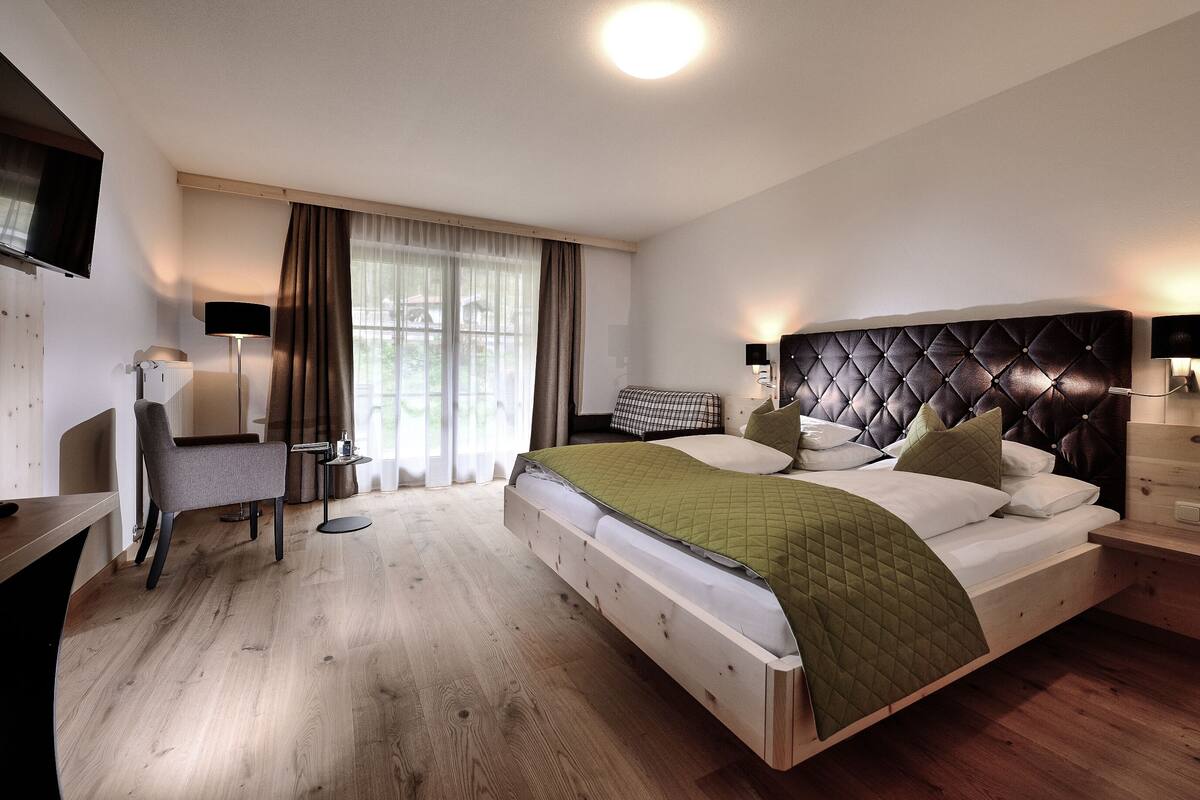 premium bedding, in-room safe, individually decorated, desk