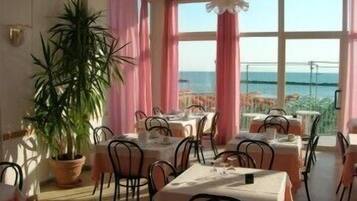 Frukost och lunch serveras, njut av de goda smakerna från lokala rätter.