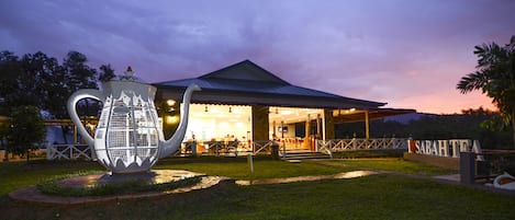 Petit déjeuner et déjeuner servis sur place, spécialités Cuisine locale