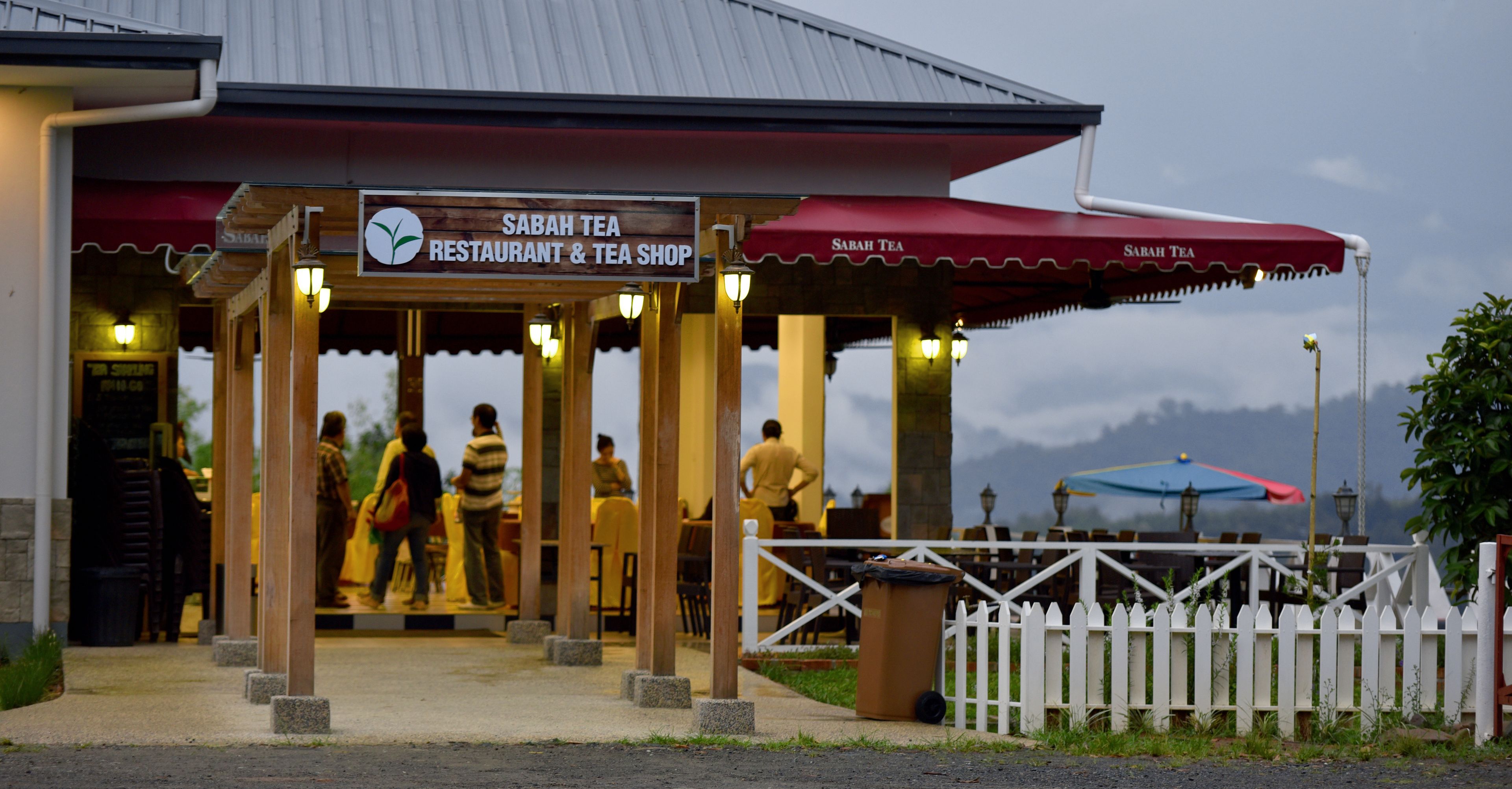 Un restaurante con un letrero que dice "SABAH TEA RESTAURANT & TEA SHOP".