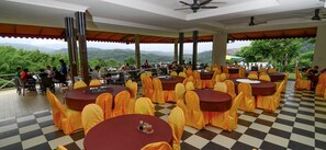 Breakfast, lunch, dinner served; local cuisine  - Sabah Tea Resort (Ranau)