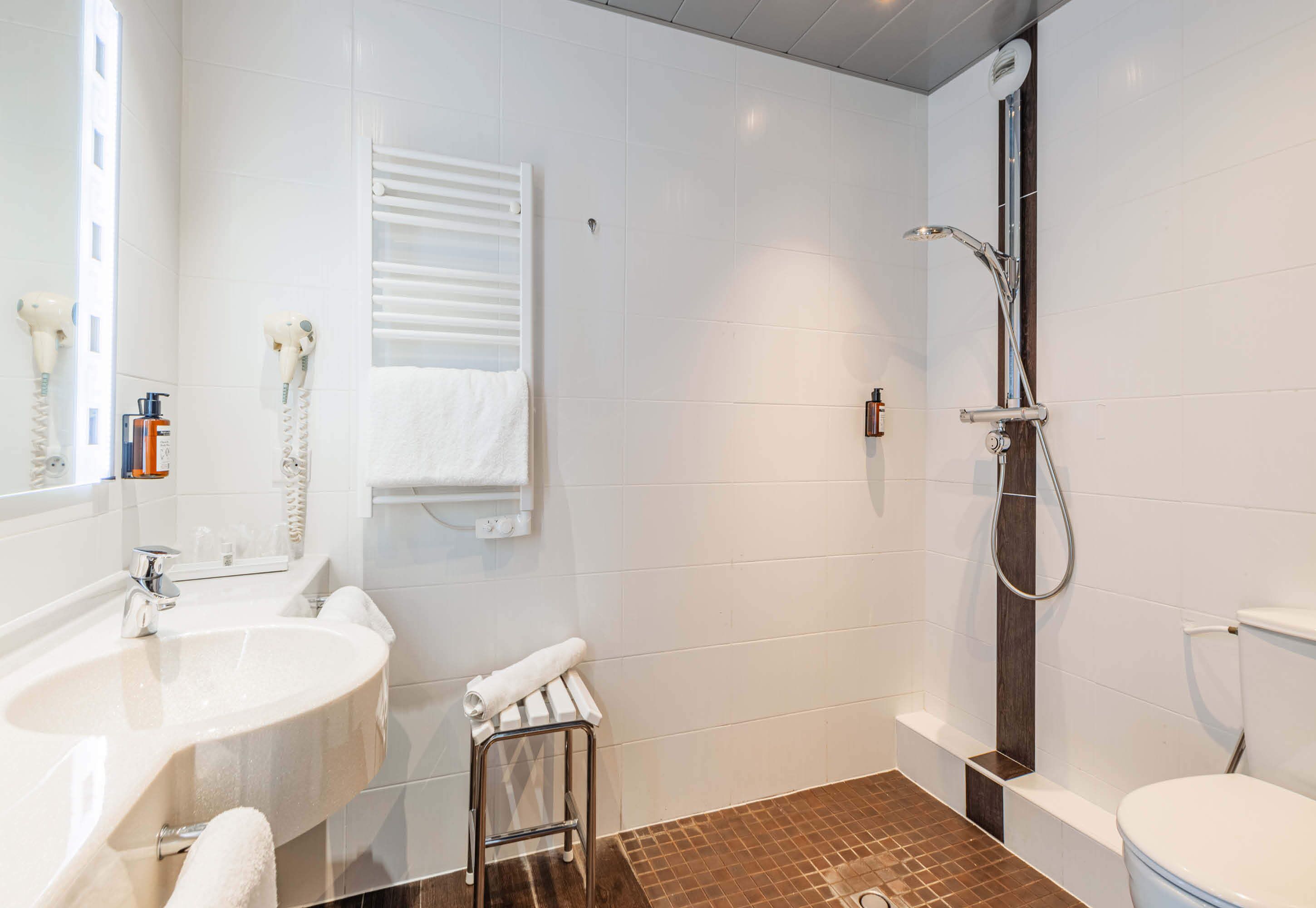 double room, accessible | bathroom | shower, free toiletries, hair dryer, towels
