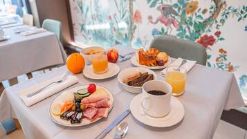 Tägliches kontinentales Frühstück gegen Gebühr