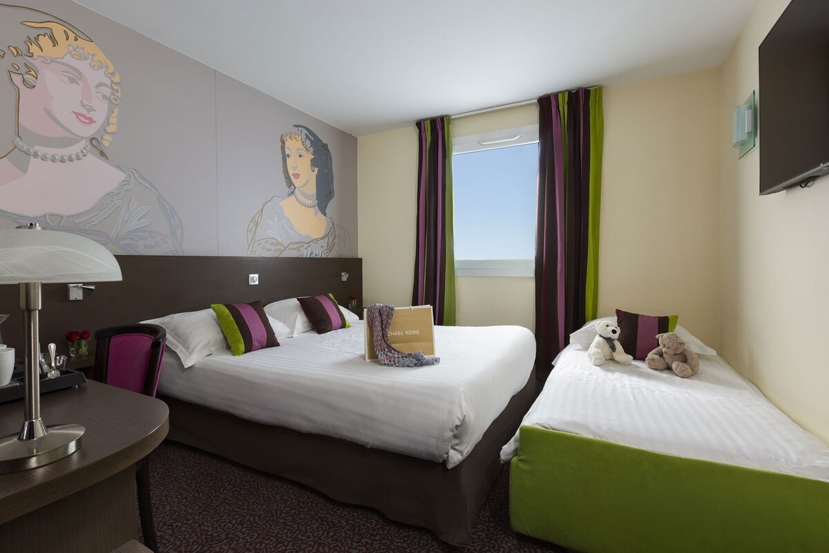 In-room safe, desk, soundproofing, WiFi (free)