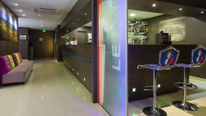 A modern hotel lobby with a reception desk, bar area, and seating. - B&B HOTEL Colmar Liberté 4 étoiles (Colmar)