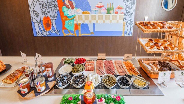 A buffet with various food items and condiments. - B&B HOTEL Colmar Liberté 4 étoiles (Colmar)