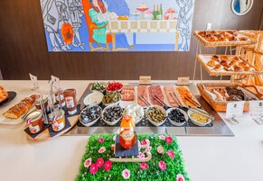 Daily continental breakfast (EUR 18.50 per person)