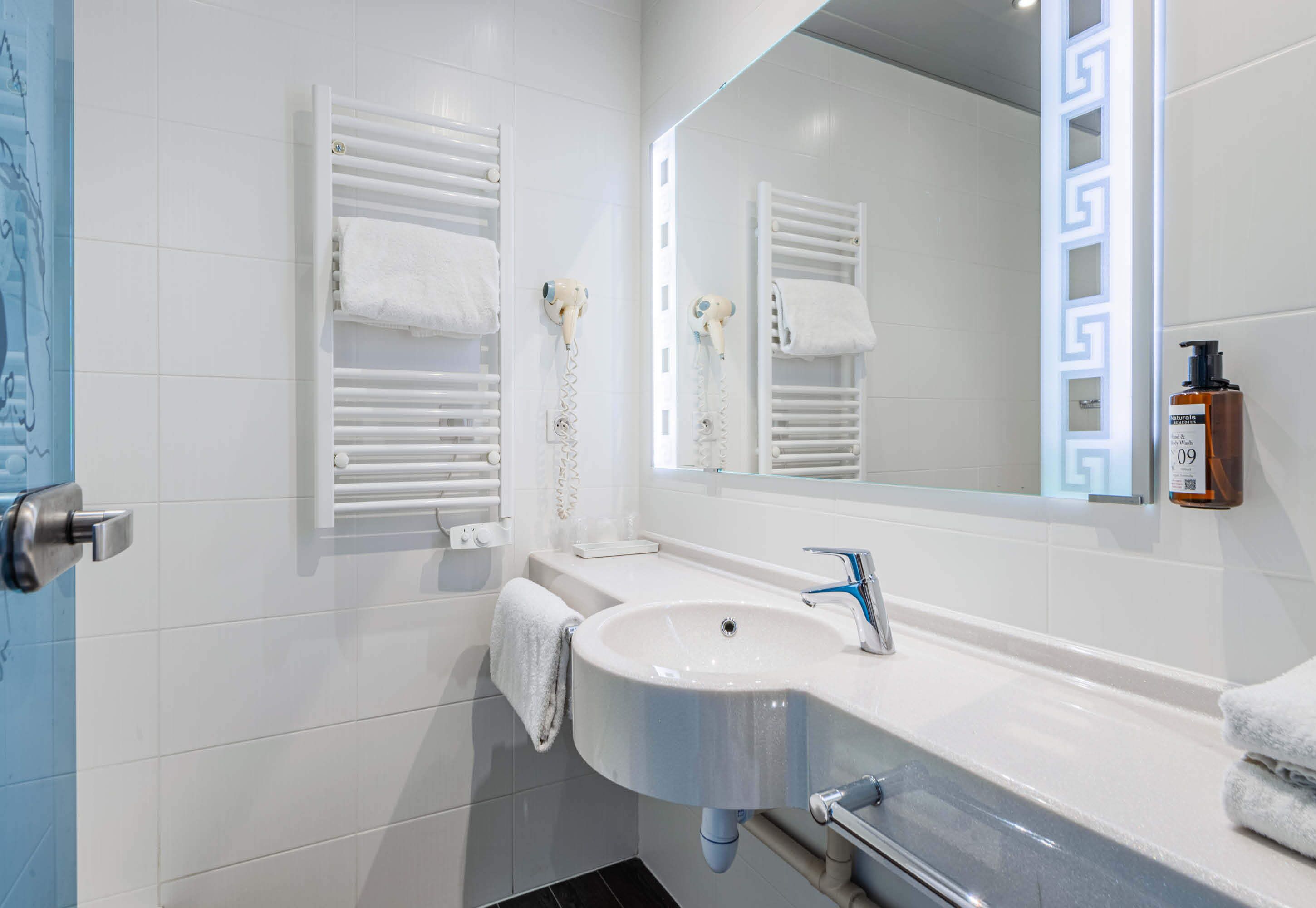 shower, free toiletries, hair dryer, towels