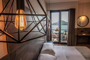 Frigobar, cofres nos quartos, individualmente mobiliados, escrivaninha