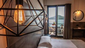 Une chambre d’hôtel avec un lit, un bureau et une vue sur l’extérieur.