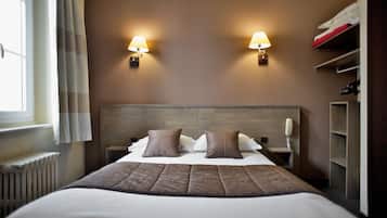 Habitación doble | Decoración personalizada, muebles diferentes y escritorio