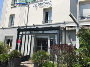 Terrace/patio - Brit Hotel Le Surcouf (Saint-Malo)