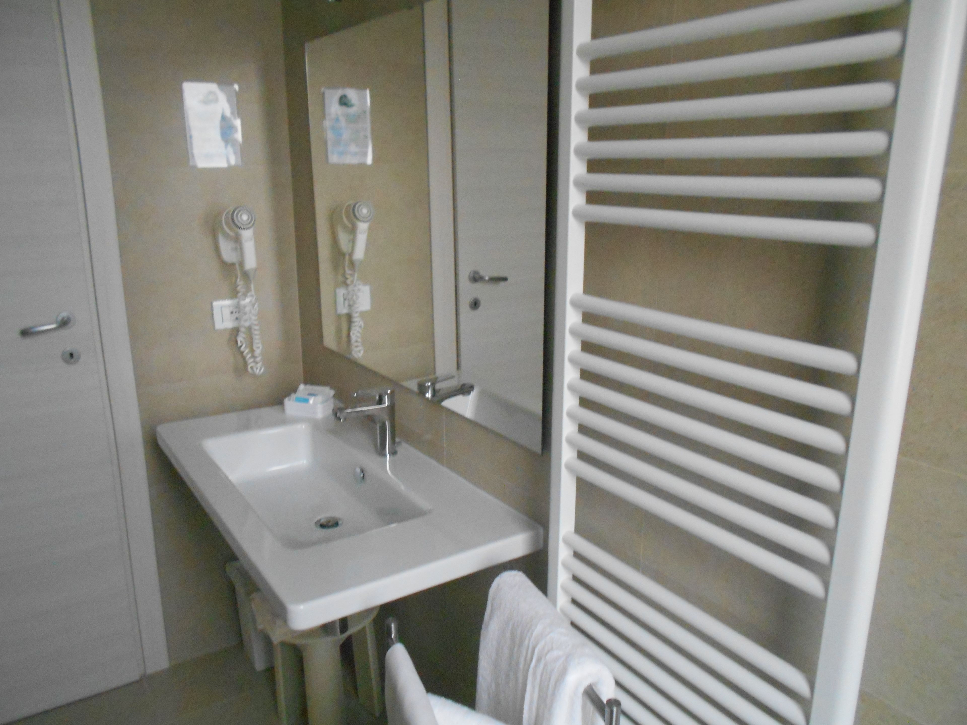 panoramic suite, 1 queen bed | bathroom | rainfall showerhead, hair dryer, bidet, towels