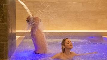 Una persona en una bañera con jets de hidromasaje.