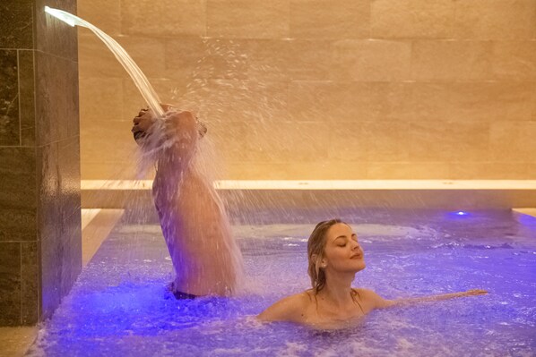 Una persona en una bañera con jets de hidromasaje.