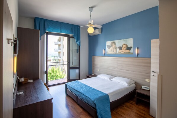 Cadar Frette Itali, bar mini, peti besi dalam bilik, meja