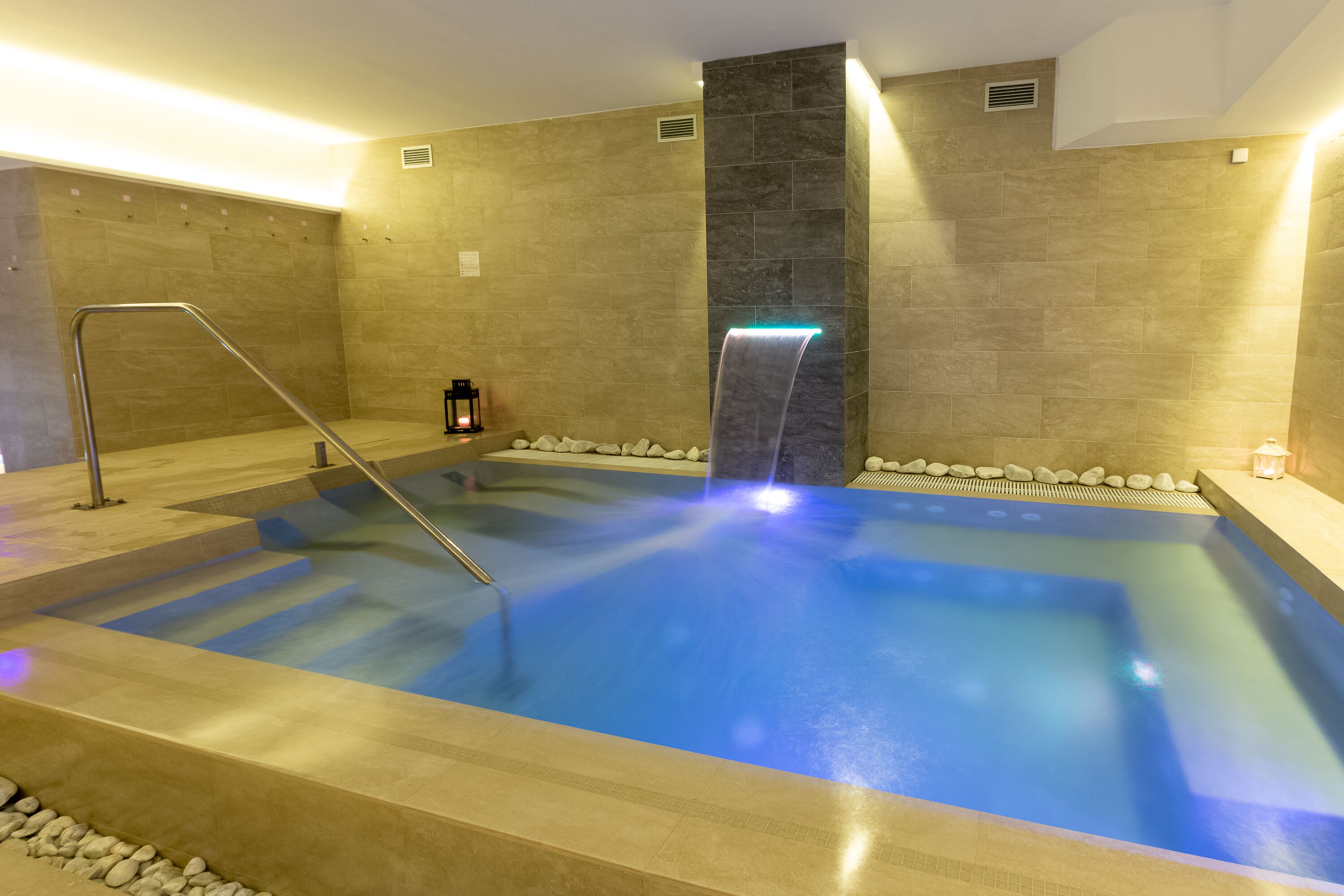 sauna, hot tub, steam room, turkish bath/hammam, body treatments