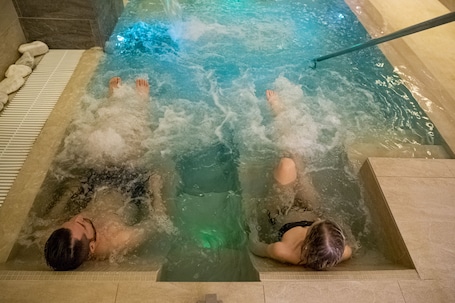 Bañera de hidromasaje interior