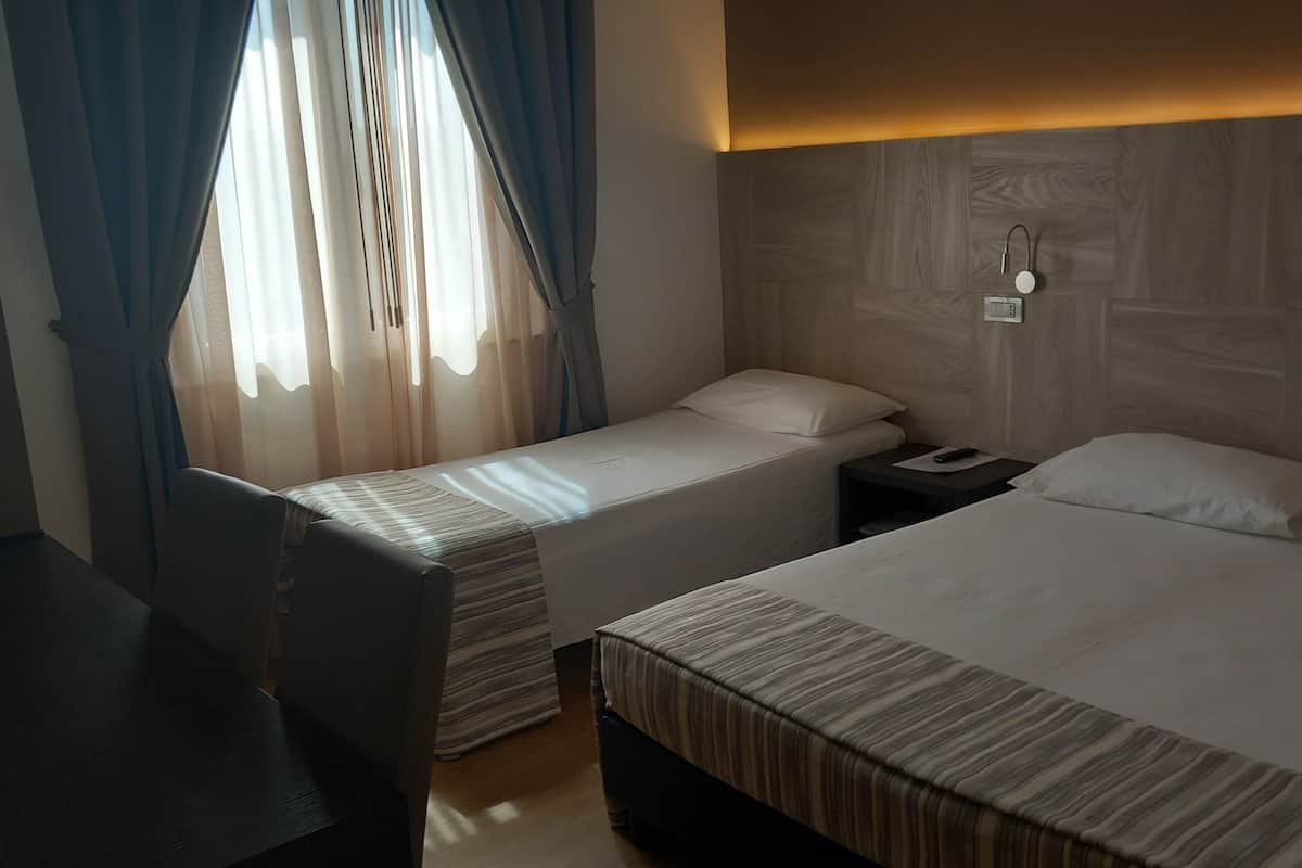 Habitación triple superior | 1 habitación, sábanas italianas Frette y minibar