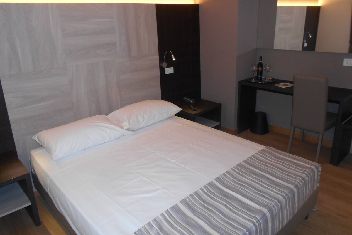 Frette Italian sheets, minibar, in-room safe, desk