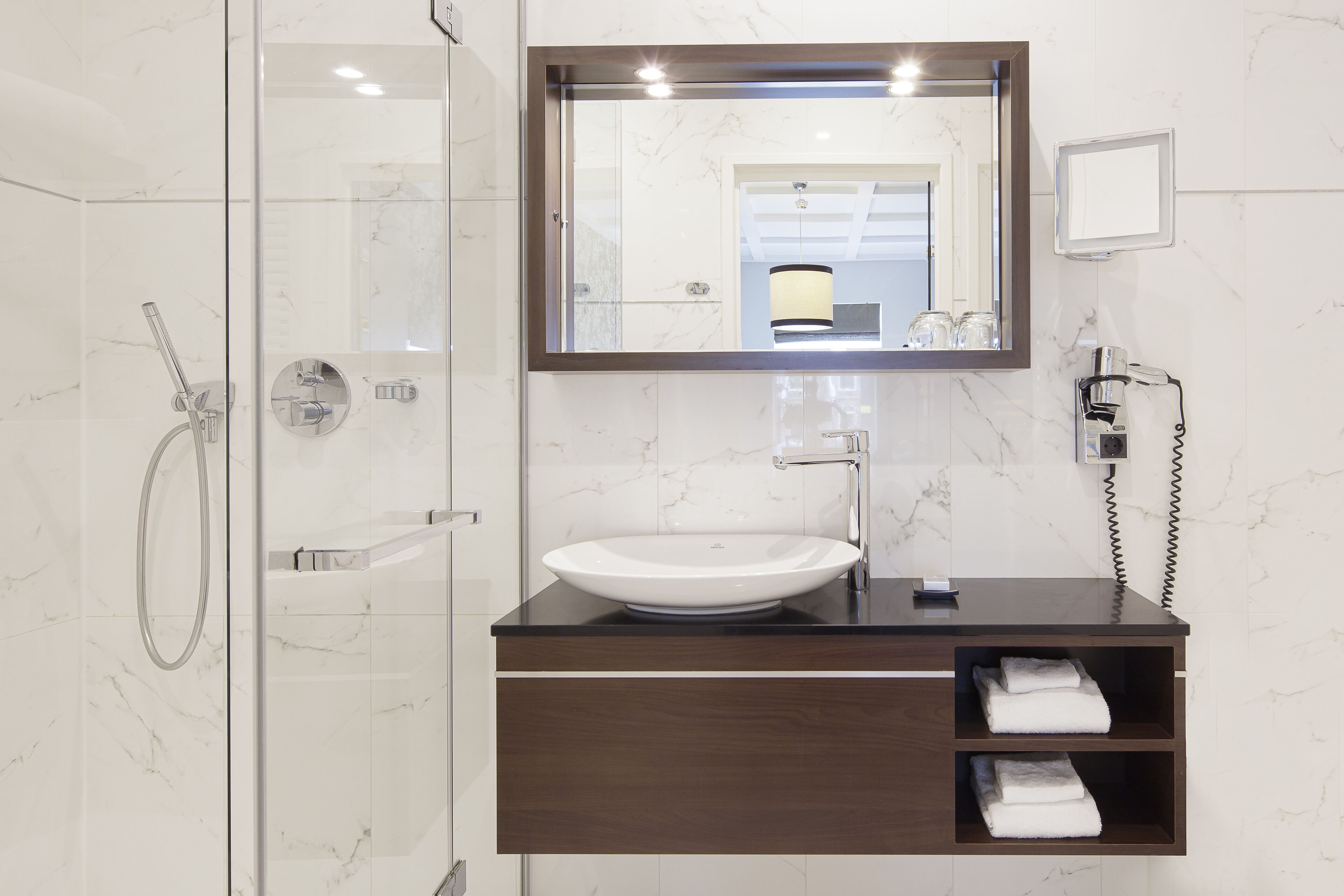 deluxe single room | bathroom | combined shower/bathtub, free toiletries, hair dryer, slippers