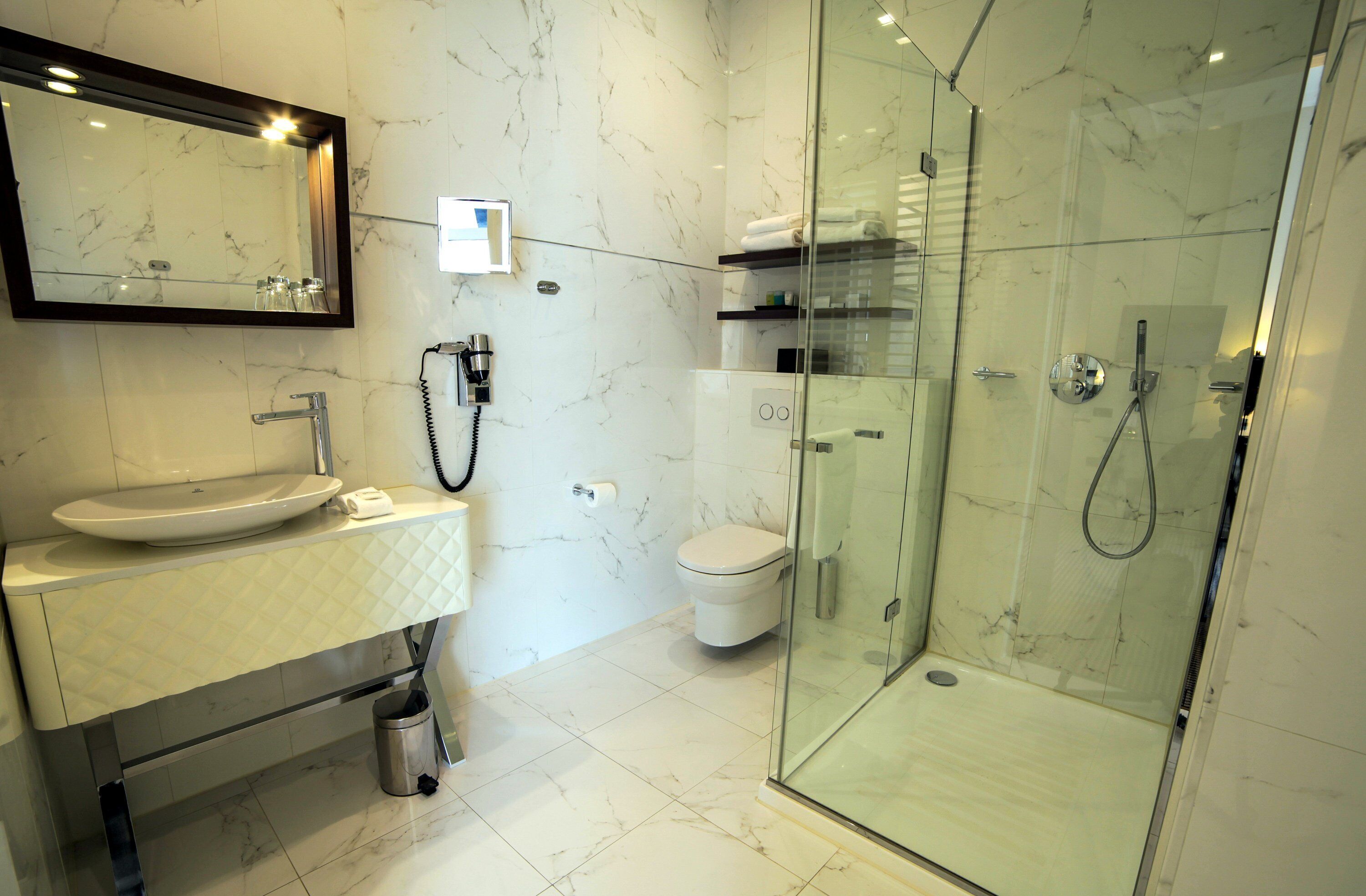 combined shower/bathtub, free toiletries, hair dryer, slippers