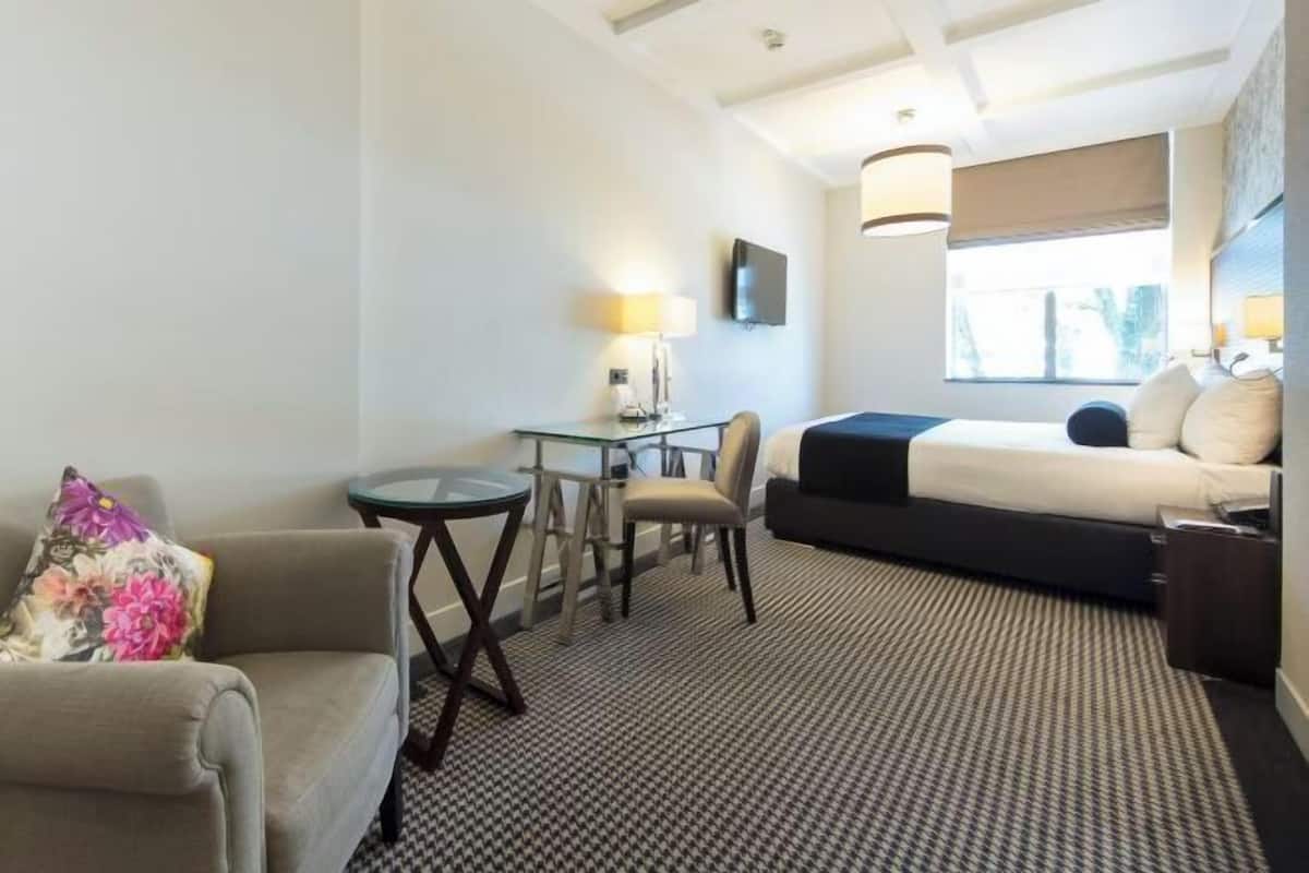 Roupas de cama premium, camas Select Comfort, cofres nos quartos