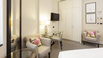 Deluxe Double Room with City View | Luxe beddengoed, Select Comfort-bedden, een kluis op de kamer