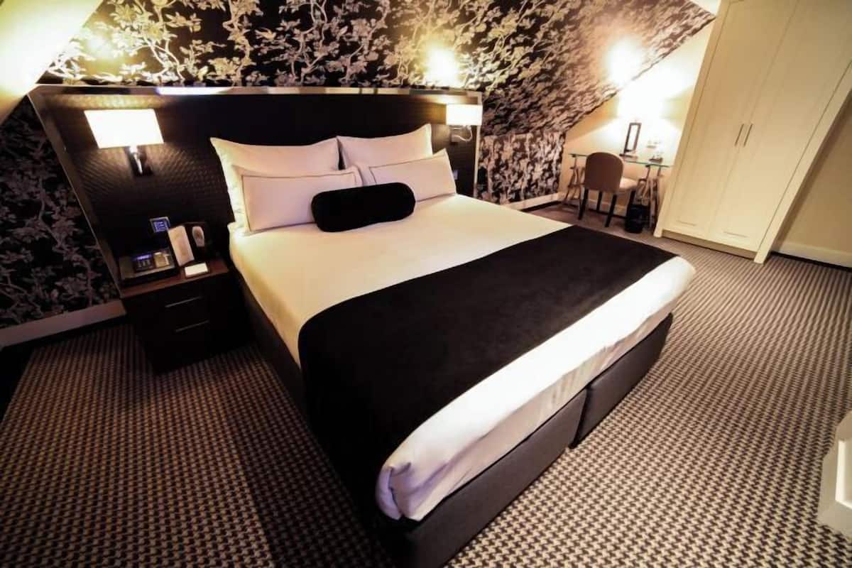Roupas de cama premium, camas Select Comfort, cofres nos quartos