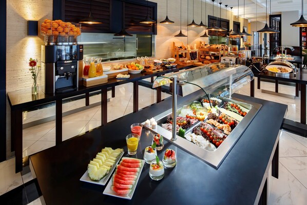 Desayuno buffet (EUR 25 por persona) 