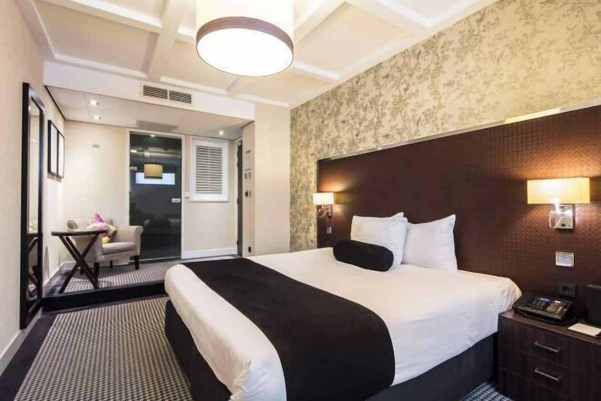 Roupas de cama premium, camas Select Comfort, cofres nos quartos
