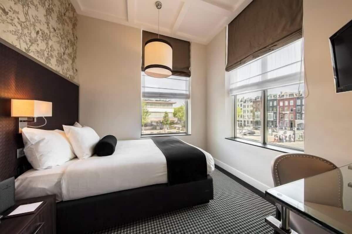 Roupas de cama premium, camas Select Comfort, cofres nos quartos