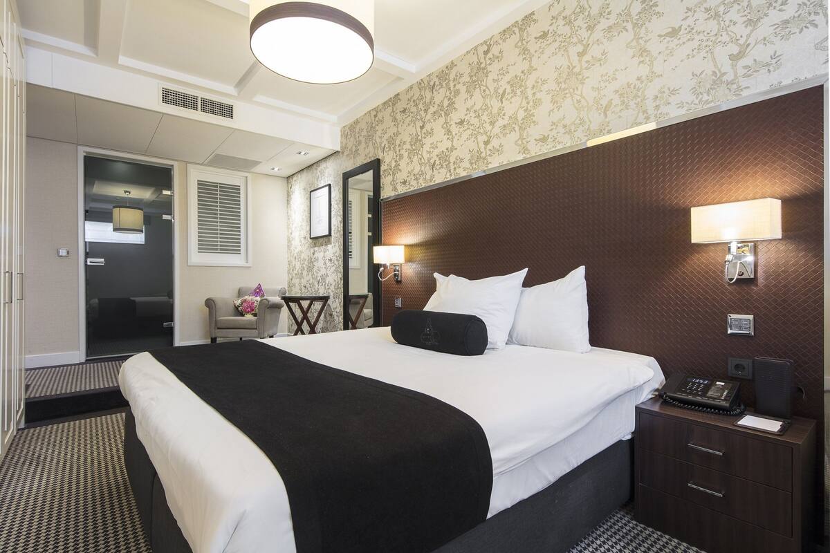Double Room Souterrain (Limited View) | Premium bedding, Select Comfort beds, in-room safe, desk