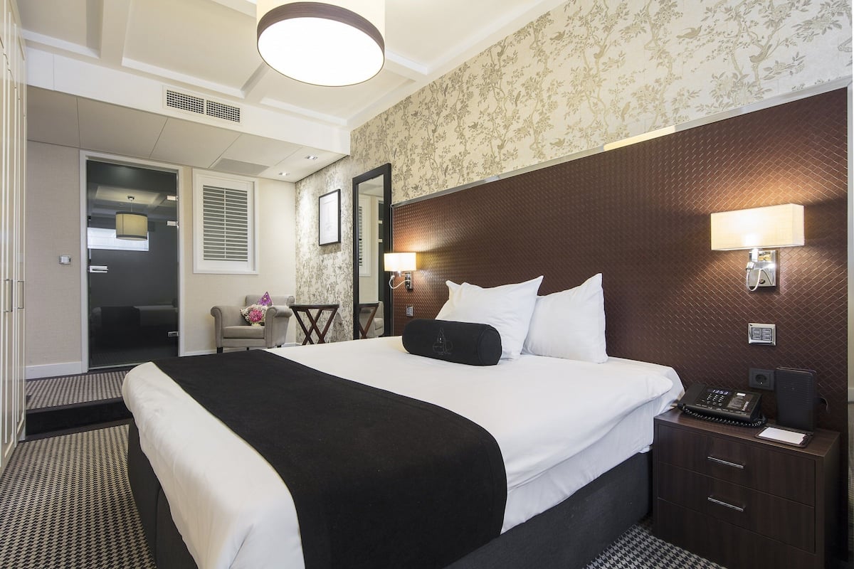 Double Room Souterrain (Limited View) | Luxe beddengoed, Select Comfort-bedden, een kluis op de kamer