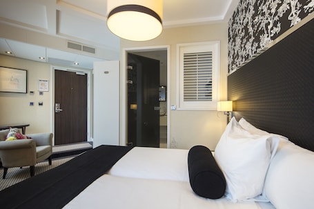 Twin Room Souterrain (Limited View) | Luxe beddengoed, Select Comfort-bedden, een kluis op de kamer