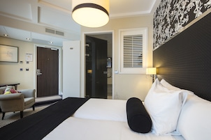 Twin Room Souterrain (Limited View) | 1 bedroom, premium bedding, Select Comfort beds, in-room safe